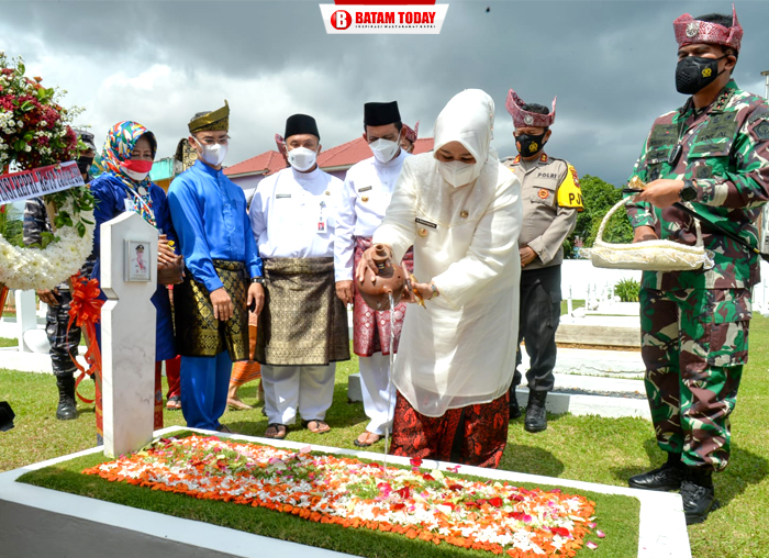 Wagub Marlin saat menyirami makam Pahlawan Pembentuk Kepri